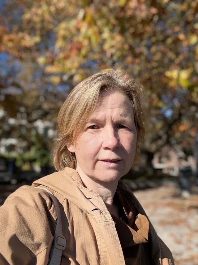 Tatiana Miroshina all’aperto in una strada di città.